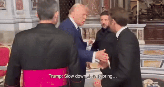 볼로디미르 젤렌스키 우크라이나 대통령이 26일(현지시간) 바티칸 성 베드로 대성당에서 프란치스코 교황 장례식 계기에 도널드 트럼프 미국 대통령, 에마뉘엘 마크롱 프랑스 대통령과 만나고 있다. 2025.4.26 데일리메일 화면