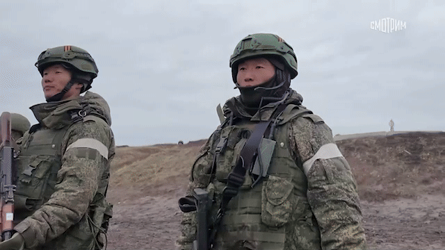 러시아와 북한이 북한군 파병을 공식 인정한 가운데, 러시아 국방부가 서부 쿠르스크에서 전투 훈련 중인 북한군 영상을 공개했다고 베스티 등 러시아 언론이 28일(현지시간) 보도했다. 사진은 영상 일부. 2025.4.28 텔레그램