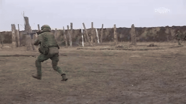 러시아와 북한이 북한군 파병을 공식 인정한 가운데, 러시아 국방부가 서부 쿠르스크에서 전투 훈련 중인 북한군 영상을 공개했다고 베스티 등 러시아 언론이 28일(현지시간) 보도했다. 사진은 영상 일부. 2025.4.28 텔레그램