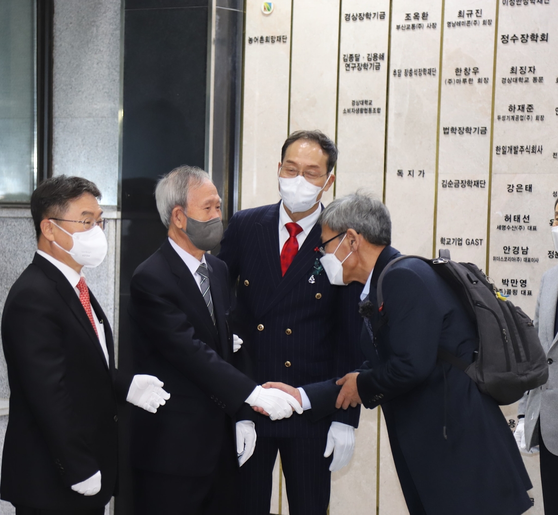 “선한 의지는 이어진다”…‘7년 취재’ 김주완 기자가 본 어른 김장하