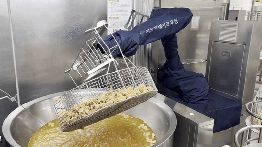 서울 영동중학교 급식실에서 조리로봇이 치킨을 튀기고 있다. 다 튀겨진 치킨의 기름을 털고 있는 모습. (사진=지디넷코리아 신영빈 기자)