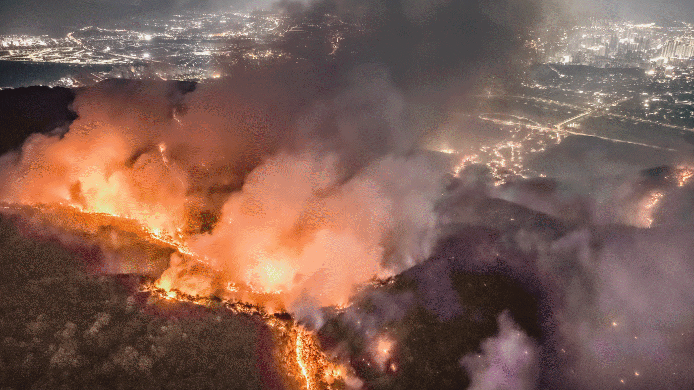 확산하는 대구 북구 산불 진화를 위해 당국이 29일 일출과 동시에 진화 헬기 투입을 재개했다.