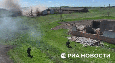 북한군(왼쪽)과 러시아군이 ﻿쿠르스크의 수잔스키 지구에서 합동 작전을 펼치고 있다. /리아 노보스티