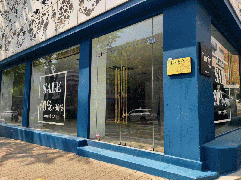 지난 25일 서울 강남구 논현동 가구거리에 있는 매장 중 일부 수입 가구 매장은 폐업한 상태다. 해당 매장들은 현재 공실이다. 시몬스·현대리바트 등 가구거리에 있는 대표 브랜드 매장엔 손님이 없을 뿐 아니라 거리 자체에도 인적이 드물었다. /민영빈 기자