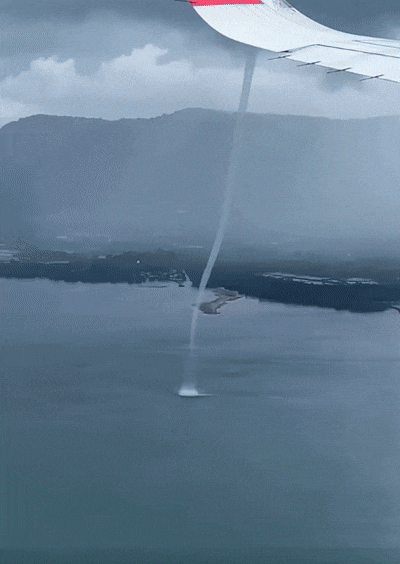 지난 25일 태국 방콕에서 출발해 푸껫으로 향하던 비행기를 탄 승객이 촬영한 용오름. [사진 출처 = 페이스북]