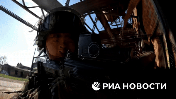 29일(현지시간) 러시아 관영 리아 노보스티 통신은 “러시아군과 북한군 합동 전투 작전 영상”이라며 64초짜리 시각 자료를 공개했다. 통신은 이어 “북한군이 우크라이나군으로부터 쿠르스크 수잔스키 지역을 해방하는 작전에 참여했다”라고 전했다. 사진은 관련 영상 일부. 2025.4.29 리아 노보스티