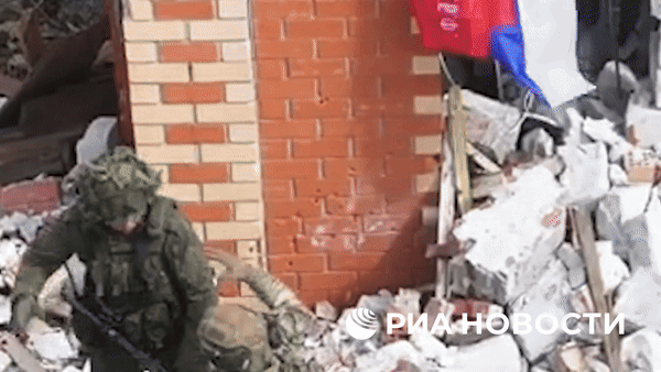 29일(현지시간) 러시아 관영 리아 노보스티 통신은 “러시아군과 북한군 합동 전투 작전 영상”이라며 64초짜리 시각 자료를 공개했다. 통신은 이어 “북한군이 우크라이나군으로부터 쿠르스크 수잔스키 지역을 해방하는 작전에 참여했다”라고 전했다. 사진은 관련 영상 일부. 2025.4.29 리아 노보스티