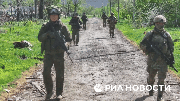 29일(현지시간) 러시아 관영 리아 노보스티 통신은 “러시아군과 북한군 합동 전투 작전 영상”이라며 64초짜리 시각 자료를 공개했다. 통신은 이어 “북한군이 우크라이나군으로부터 쿠르스크 수잔스키 지역을 해방하는 작전에 참여했다”라고 전했다. 사진은 관련 영상 일부. 2025.4.29 리아 노보스티