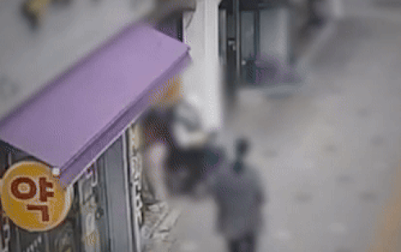 지난 18일 서울 은평구에서 아내가 약국에 들어간 사이 뇌병변 장애를 앓고 있는 남편이 실종되는 사건이 발생했다. 영상은 경찰청 유튜브 캡처. [영상=경찰청 유튜브]