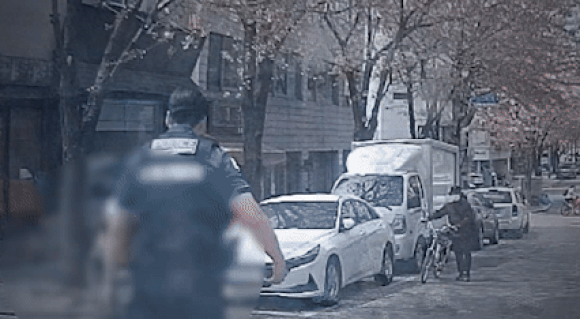 지난 18일 서울 은평구에서 뇌병변 장애를 앓고 있는 남편이 아내가 약국에 들어간 사이 실종되는 사건이 발생했다. 이 남성은 경찰의 40여분 수색 끝에 무사히 가족 품으로 돌아갔다. 영상은 경찰청 유튜브 캡처. [영상=경찰청 유튜브]