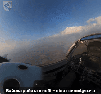 미그(Mig)-29 전투기에 탄 우크라이나군 조종사가 러시아군이 보낸 공격용 드론을 공중에서 격추하는 순간. 우크라이나 공군 사령부 페이스북 캡처