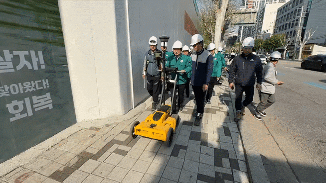 25일 최호권 영등포구청장이 한 건설 현장에서 핸디형 GPR을 직접 운전하고 있다. /이호준 기자