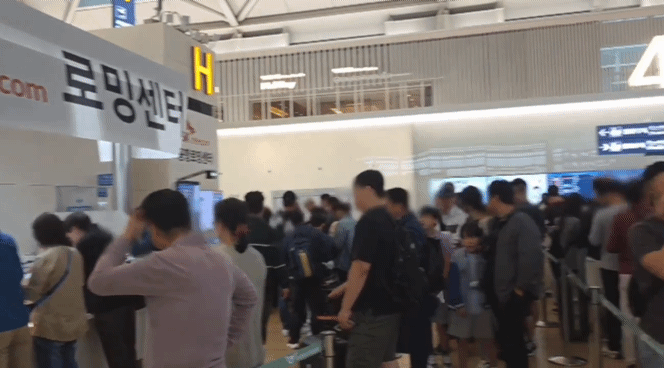 1일 인천공항 제1터미널 3층 로밍센터에 출국을 앞둔 SK텔레콤 이용자들이 유심을 교체하기 위해 줄 선 모습. /영상=이민형 기자