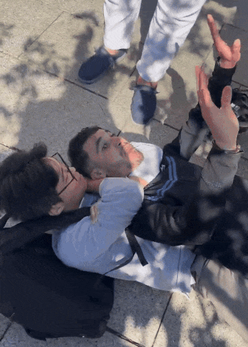 자신의 카메라를 훔치려 한 소매치기를 제압하고 있는 중국인 사진작가 [X 갈무리]