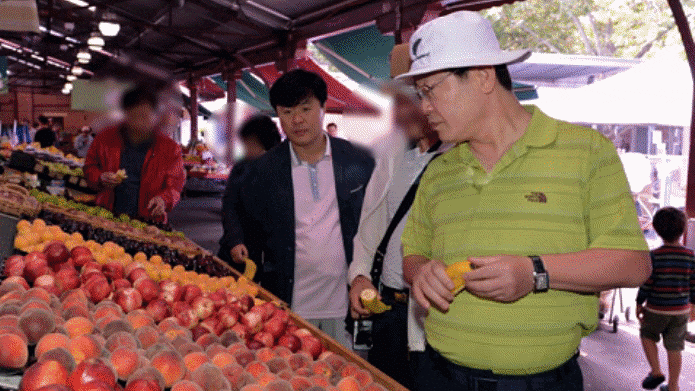 이재명 더불어민주당 대표가 대장동 사업 실무자였던 고(故) 김문기 전 성남도시개발공사 개발1처장을 모른다는 입장을 고수하고 있는 가운데, 두 사람이 함께 찍힌 사진이 24일 추가로 공개됐다./이기인 개혁신당 최고위원 제공