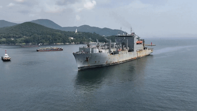 미국 해군 군수지원함 월리 쉬라(USNS Wally Schirra)호가 한화오션 거제사업장에서 약 6개월간의 유지·보수·정비(MRO·Maintenance, Repair, Overhaul) 작업을 거쳐 2025년 3월 13일 출항했다. 한국 조선소가 처음으로 미 해군 함정의 창정비를 수행한 사례다. /한화오션 제공