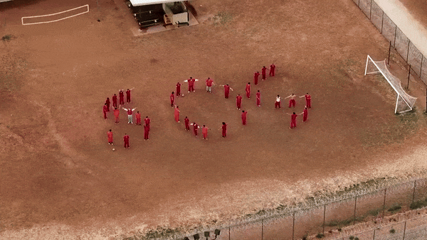 지난달 28일(현지 시각) 미국 텍사스주 블루보닛 구금시설에 수감 중인 베네수엘라인들이 'SOS'를 그리고 있다. 사진=로이터 통신/엑스 캡처