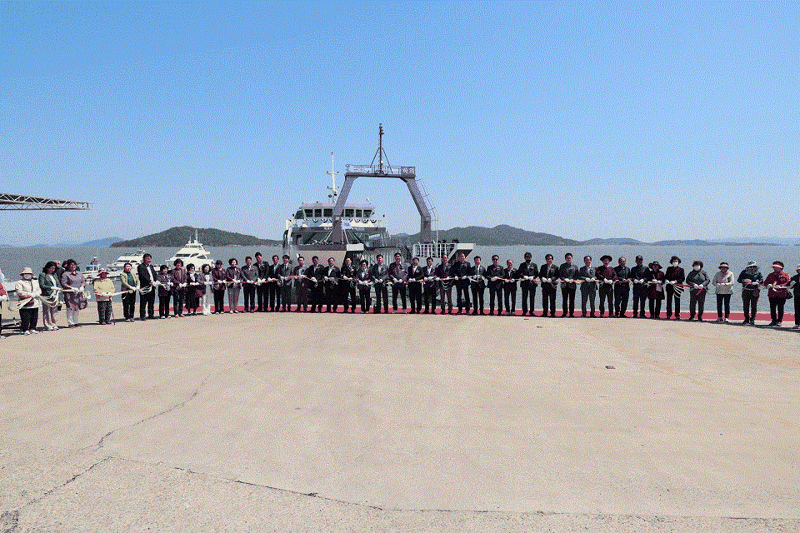 전남 신안군은 2일 신의면 동리선착장에서 주민 등 500여명이 참석한 가운데 '재단법인 신안교통재단' 출범식을 가졌다고 밝혔다. 신안군 제공