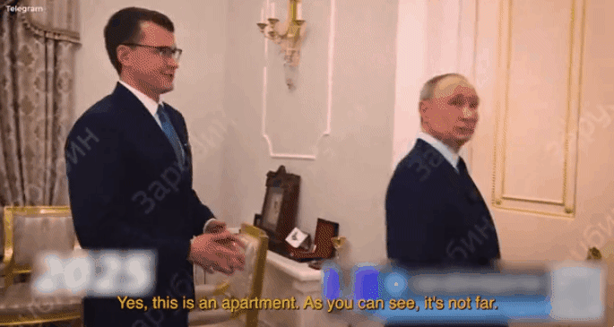 블라디미르 푸틴 러시아 대통령이 현지 언론사 기자와 이야기를 나누던 중 개인 저택의 문을 직접 열며 내부를 소개하는 모습. 텔레그램 영상 캡처