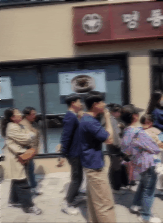 지난달 29일 서울 중구 명동에서 꼭 찾아야 할 식당으로 꼽히는 명동교자 신관을 방문하기 위해 관광객들이 줄을 길게 늘어섰다. 박민주 기자