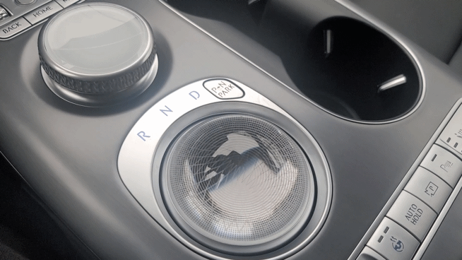 시동을 켤 때 움직이는 '크리스털 스피어'는 세련미와 함께 제네시스의 하이테크 이미지까지 더한다. /영상=김창성 기자