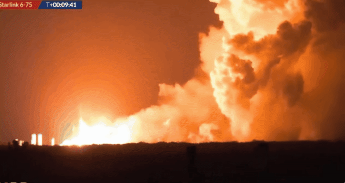 미국 현지시간으로 1일 일론 머스크가 이끄는 스페이스X의 로켓이 시험 중 대폭발했다. 스페이스X 생중계 영상 캡처