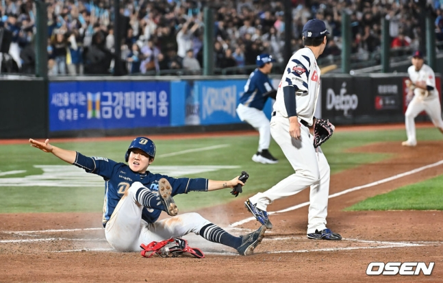NC Park Min-woo scores during the 8th inning.