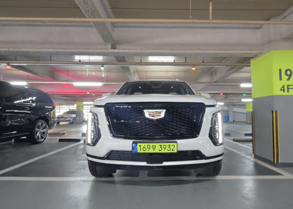 지난달 25일 서울 광진구 워커힐 호텔 주차장에서 촬영한 캐딜락 '더 뉴 에스컬레이드'(ESV) '스포트 플래티눔' 트림 외장. 전면에 수직형 LED 램프가 빛나고 있다. 2025.04.25. 뉴스1 김성식 기자
