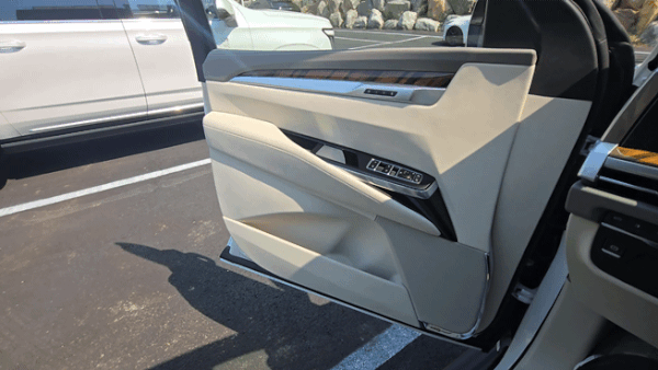 지난달 25일 강원 춘천의 한 카페에서 촬영한 캐딜락 '더 뉴 에스컬레이드'(ESV) '스포트 플래티눔' 트림 1열 운전석 자동 문 닫기 모습.브레이크를 밟아 문을 닫았다. 2025.04.25/뉴스1 김성식 기자