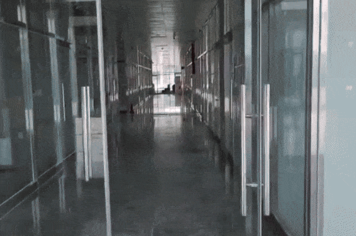 1층 상가 대부분이 비어 있는 거북섬의 한 상가 모습. 사진=오세성 한경닷컴 기자