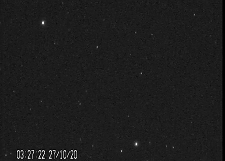 2020년 10월27일 밤하늘에서 관찰된 ‘코스모스 482(사선으로 이동하는 하얀 점)’ 모습. 델프트공대 제공