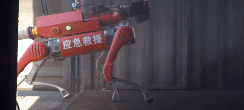 중국 기업 유니트리가 개발한 4족보행 소방 로봇이 화염을 향해 소방수를 분사하고 있다. 유니트리 제공