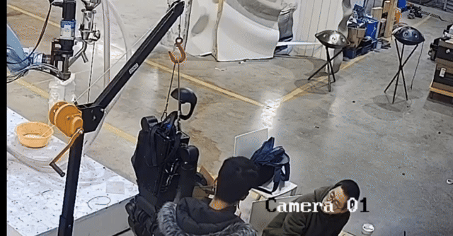 중국의 한 연구소에서 휴머노이드 로봇이 통제불능 상태로 날뛰는 모습. [휴머노이드 로봇 가이드 투더 갤럭시 유튜브]