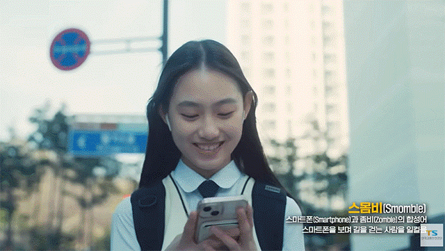 [서울=뉴시스] 한국교통안전공단은 최근 공식 유튜브 채널을 통해 보행자 안전운전 수칙 2가지를 강조했다. 2025.05.04. (영상 출처=교통안전공단 유튜브 채널) photo@newsis.com  *재판매 및 DB 금지