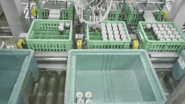 도안 공장의 RPS(Robot Picking System) 장면. 자동화 공정으로 생산된 녹즙은 로봇이 배송 단위 별로 픽킹해 배분한다. /사진=풀무원녹즙