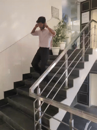 인도의 한 업체에서 한 직원이 귀를 잡고 계단을 오르내리고 있다. 이틀 뒤 퇴사한 직원은 상사가 성과 달성을 못한 벌로 계단 오르내리기를 시켰다며 직장 내 괴롭힘을 주장했다. 링크드인 캡처