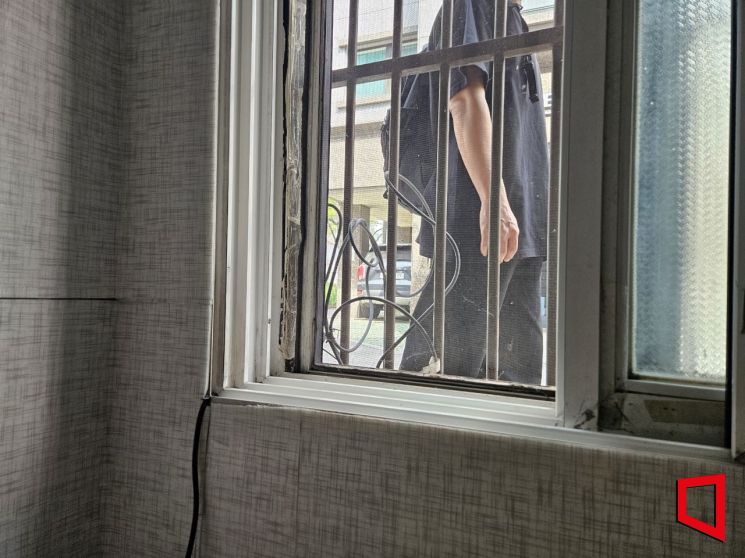 서울 관악구 신림동의 한 반지하 주택 창 밖으로 사람들이 지나다니고 있다. 이정윤 기자