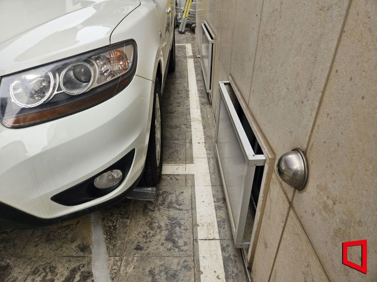 서울시 관악구 신림동의 한 반지하 건물. 반지하 주택 창문 바로 옆에 차량이 주차돼 있다. 이정윤 기자