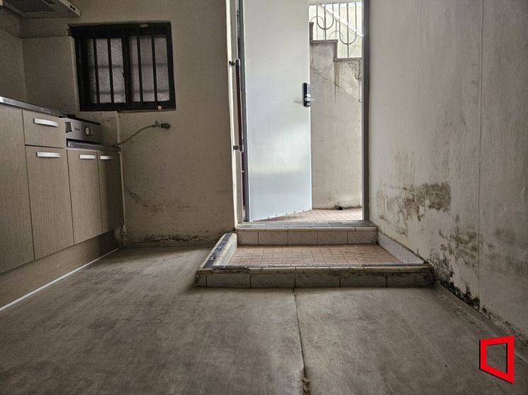 서울시 관악구 신림동 반지하 내부. 벽지엔 곰팡이가 가득하다. 이정윤 기자