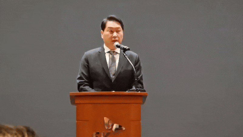 최태원 SK그룹 회장이 7일 오전 10시 서울 중구 SK텔레콤 사옥에서 SK텔레콤 고객 정보 해킹 사태에 대해 사과하고 있다./윤예원 기자