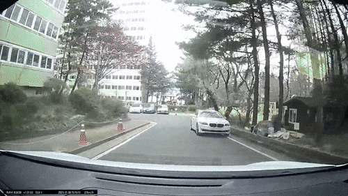 부산 북구의 한 아파트 단지에서 70대 운전자가 브레이크와 액셀러레이터를 혼동한 사고를 일으켜 차량이 주차장과 담장을 넘어, 놀이터를 덮치는 사고를 냈다. 다행히 어린이 등 인명 피해는 발생하지 않았다. 부산경찰청 제공