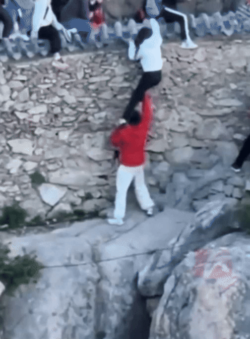 등산객 두 명이 바위 사이로 추락해 생명을 건졌다. [사진 = SNS]