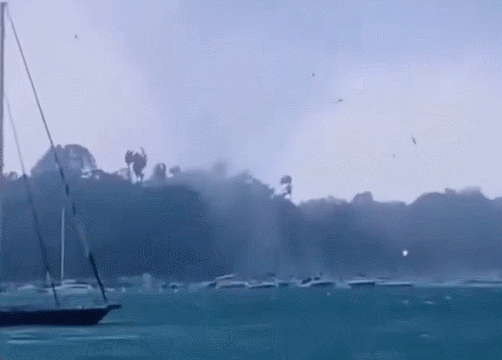 카리브해 한 섬마을에서 포착된 용오름 현상. /인스타그램