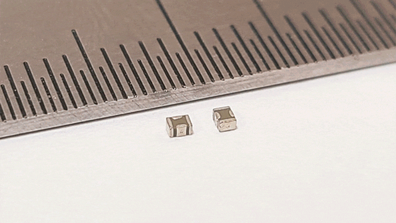 쌀 한톨의 15분의 1 크기인 MLCC./삼성전기·조선DB