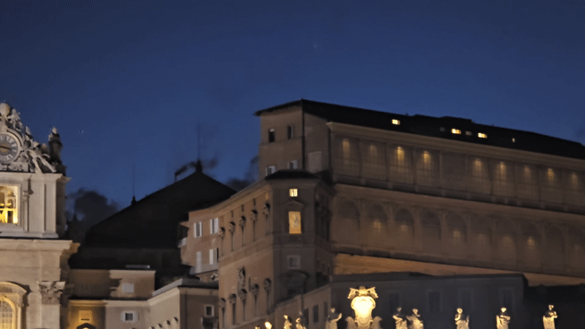 7일 바티칸 시스티나 성당에 설치된 굴뚝에서 교황 선출이 불발됐음을 알리는 검은 연기가 나고 있다. 바티칸=신은별 특파원