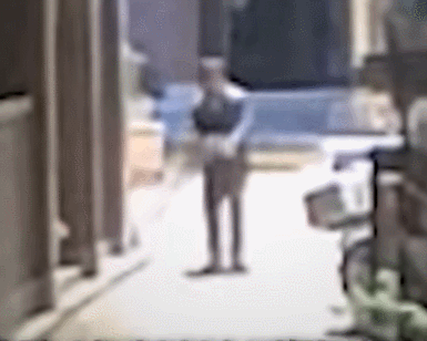 파킨슨병을 앓고 있는 70대 김모씨가 최근 밤 11시쯤 서울 주택가 한 골목에서 움직이지 못한 채 서 있는 모습. 경찰청 유튜브 캡처