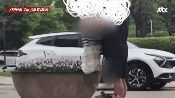경북 경주시 한 호텔 앞 화단에서 아이 바지를 내린 뒤 소변을 보게 한 아빠가 누리꾼들로부터 뭇매를 맞았다. /사진=JTBC '사건반장' 캡처