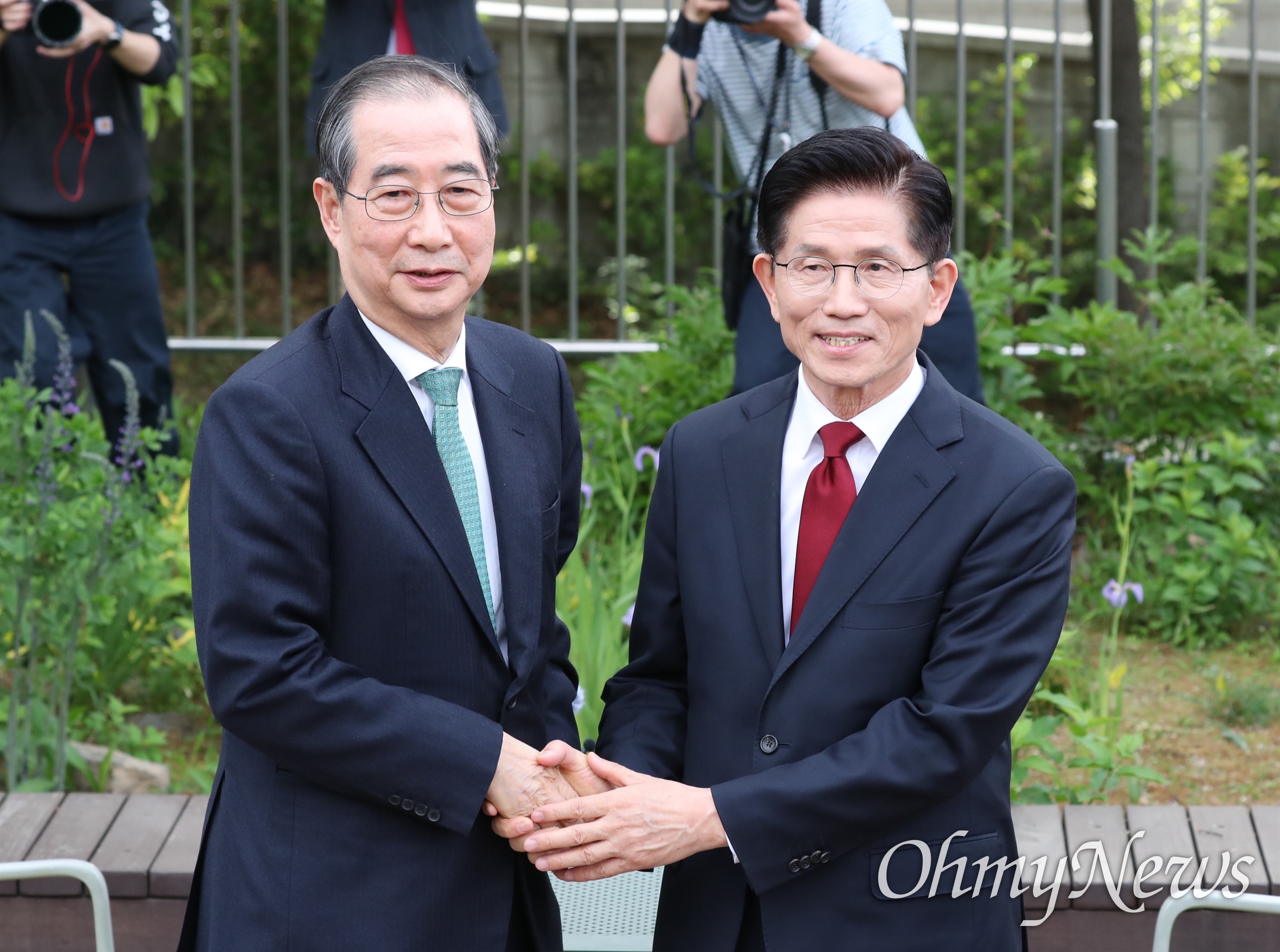 Kim Moon-soo and Han Duk-soo meeting
