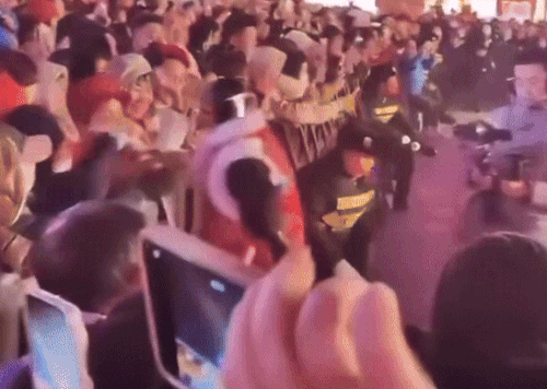 올해 초 중국 춘절 축제에서 휴머노이드 로봇이 관중에게 달려드는 행동을 해 큰 화제가 됐다. (영상=조 로건 인스타그램)