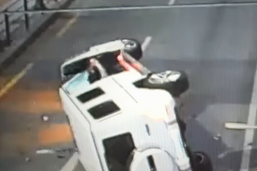 CCTV를 확인한 결과, 사고 직후 조수석이 힘겹게 열리더니 누군가 나오는 모습이 포착됐다. 사고를 낸 운전자가 차량이 뒤집혀 문이 가로막히자 조수석을 통해 탈출하는 모습이었다. 이 운전자는 그 길로 도망쳤다/사진='서울경찰' 유튜브 갈무리